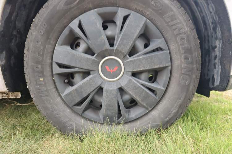 Used Wuling Hongguang New Energy 2024 All-Electric Model 300KM Standard Version Right Front Wheel Hub
