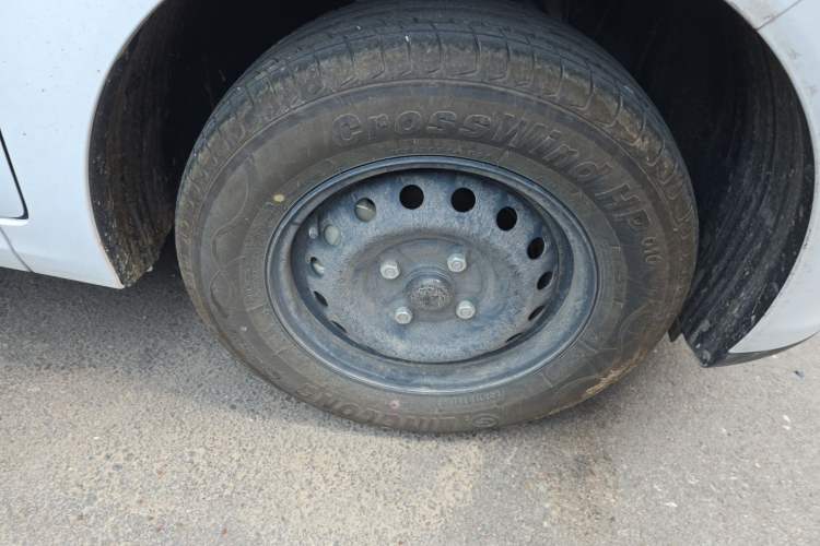 Used Wuling Hongguang New Energy 2024 All-Electric Model 300KM Standard Version Right Front Wheel Hub