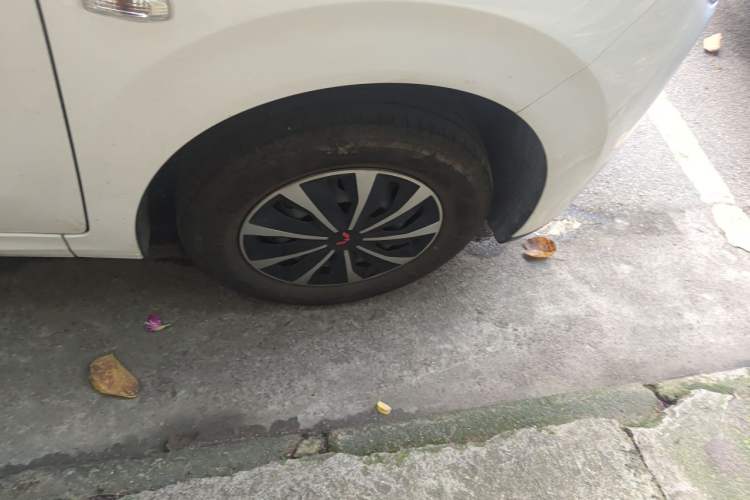 Used Wuling Hongguang New Energy 2024 All-Electric Model 300KM Standard Version Right Front Wheel Hub