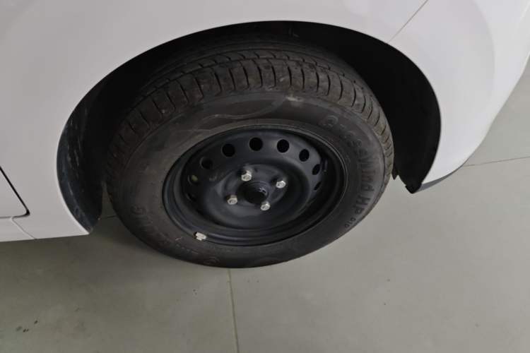 Used Wuling Hongguang New Energy 2024 All-Electric Model 300KM Standard Version Right Front Wheel Hub