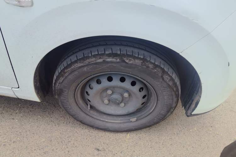 Used Wuling Hongguang New Energy 2024 All-Electric Model 300KM Practical Version Right Front Wheel Hub