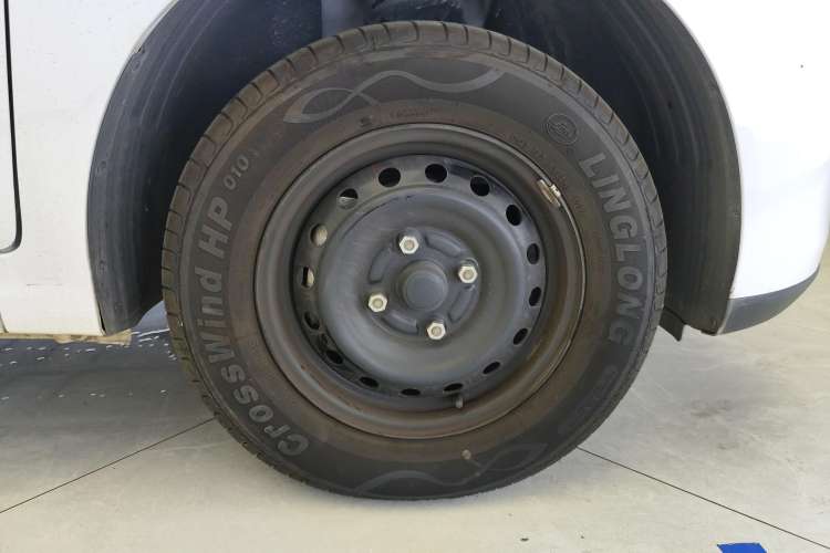 Used Wuling Hongguang New Energy 2024 All-Electric Model 300KM Standard Version Right Front Wheel Hub