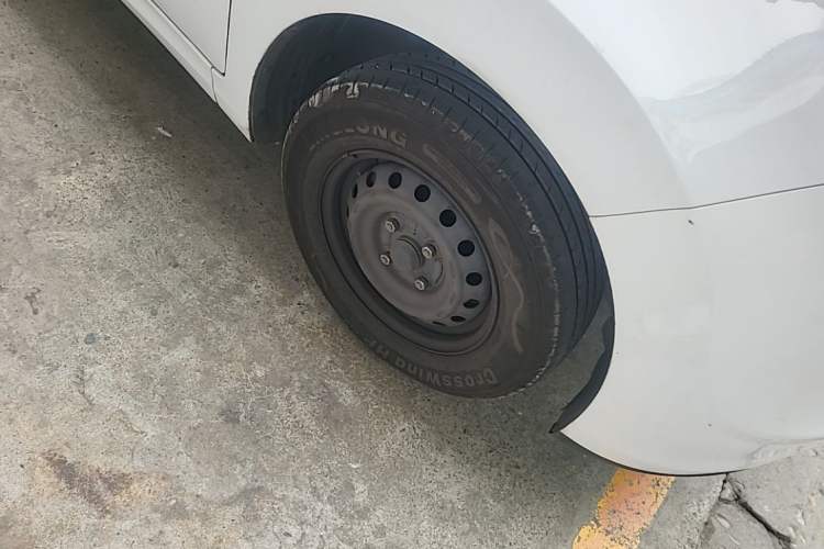 Used Wuling Hongguang New Energy 2024 All-Electric Model 300KM Practical Version Right Front Wheel Hub