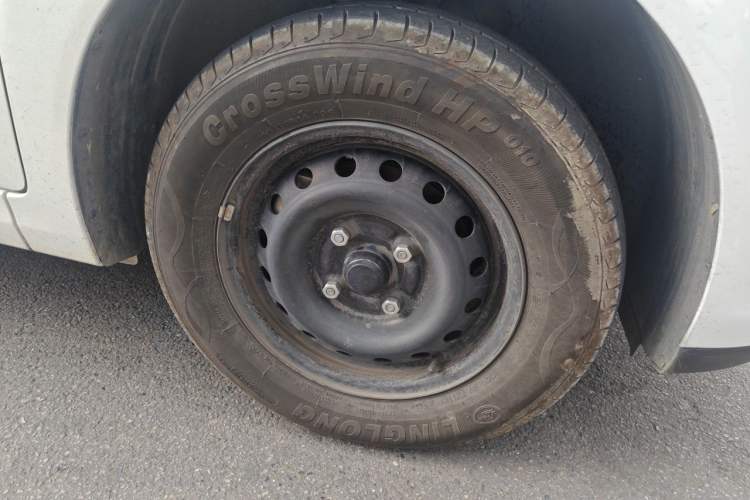 Used Wuling Hongguang New Energy 2024 All-Electric Model 300KM Practical Version Right Front Wheel Hub