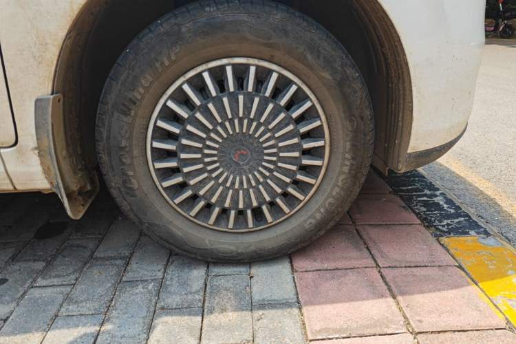 Used Wuling Hongguang New Energy 2024 All-Electric Model 300KM Standard Version Right Front Wheel Hub