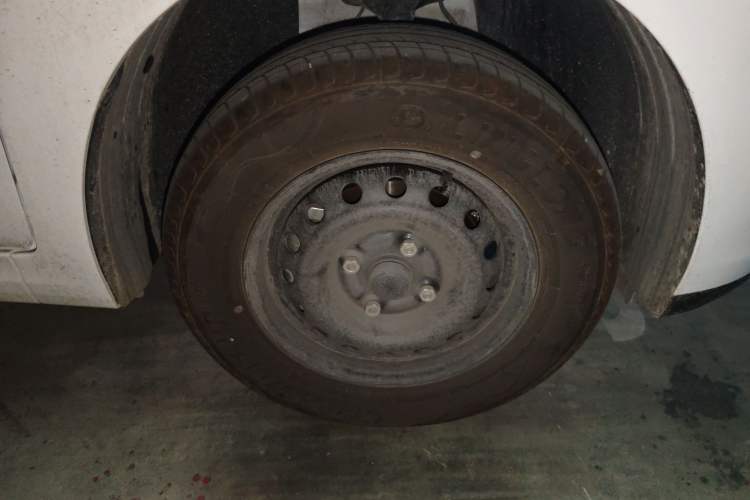 Used Wuling Hongguang New Energy 2024 All-Electric Model 300KM Practical Version Right Front Wheel Hub