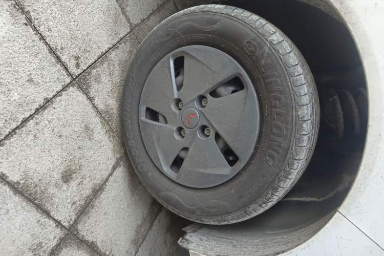 Used Wuling Hongguang New Energy 2024 All-Electric Model 300KM Standard Version Right Front Wheel Hub