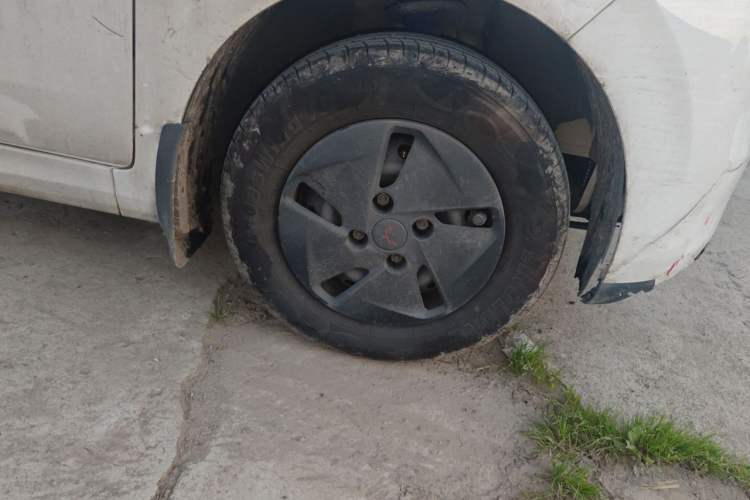 Used Wuling Hongguang New Energy 2024 All-Electric Model 300KM Standard Version Right Front Wheel Hub