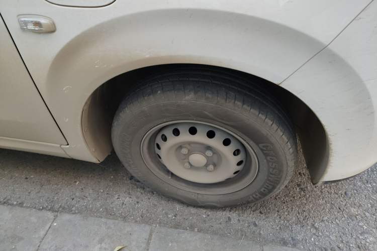 Used Wuling Hongguang New Energy 2024 All-Electric Model 300KM Practical Version Right Front Wheel Hub