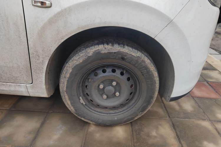 Used Wuling Hongguang New Energy 2024 All-Electric Model 300KM Standard Version Right Front Wheel Hub