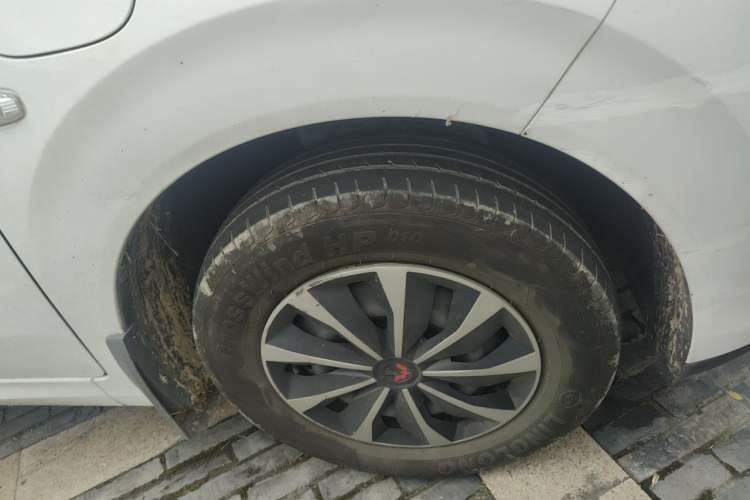Used Wuling Hongguang New Energy 2024 All-Electric Model 300KM Standard Version Right Front Wheel Hub