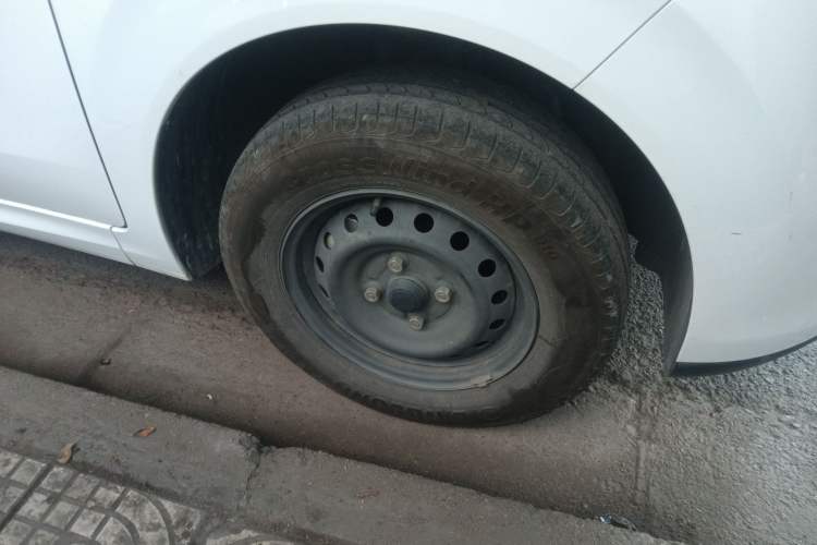 Used Wuling Hongguang New Energy 2024 All-Electric Model 300KM Standard Version Right Front Wheel Hub