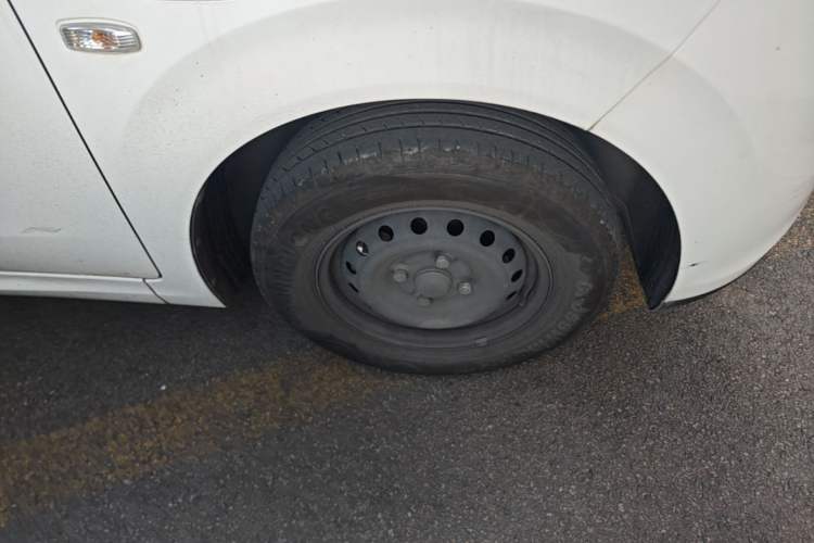 Used Wuling Hongguang New Energy 2024 All-Electric Model 300KM Standard Version Right Front Wheel Hub