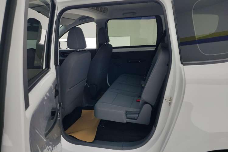 Used Wuling Hongguang New Energy 2024 All-Electric Model 300KM Standard Version Right Rear Seat