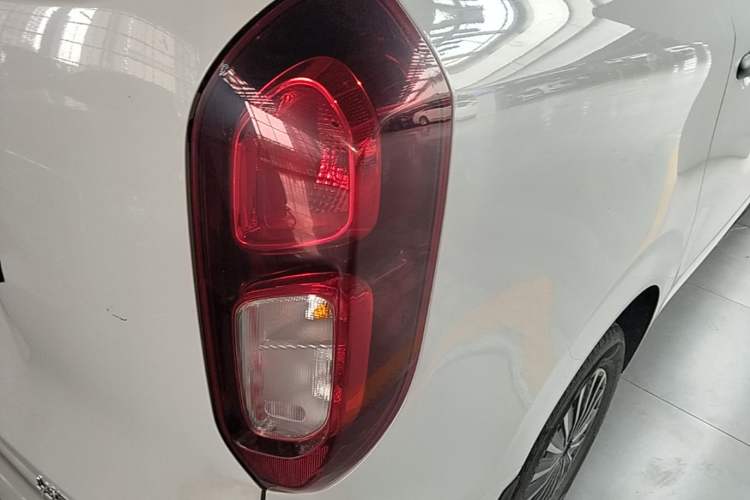 Used Wuling Hongguang New Energy 2024 All-Electric Model 300KM Standard Version Right Rear Taillight