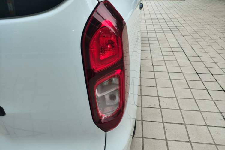 Used Wuling Hongguang New Energy 2024 All-Electric Model 300KM Practical Version Right Rear Taillight