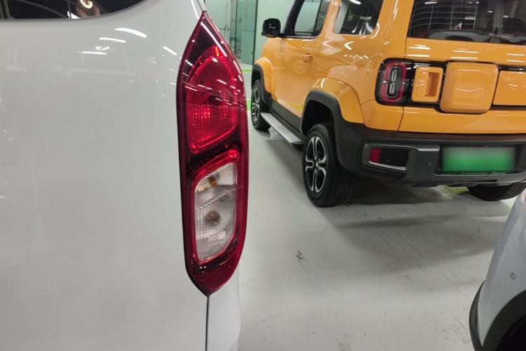 Used Wuling Hongguang New Energy 2024 All-Electric Model 300KM Standard Version Right Rear Taillight