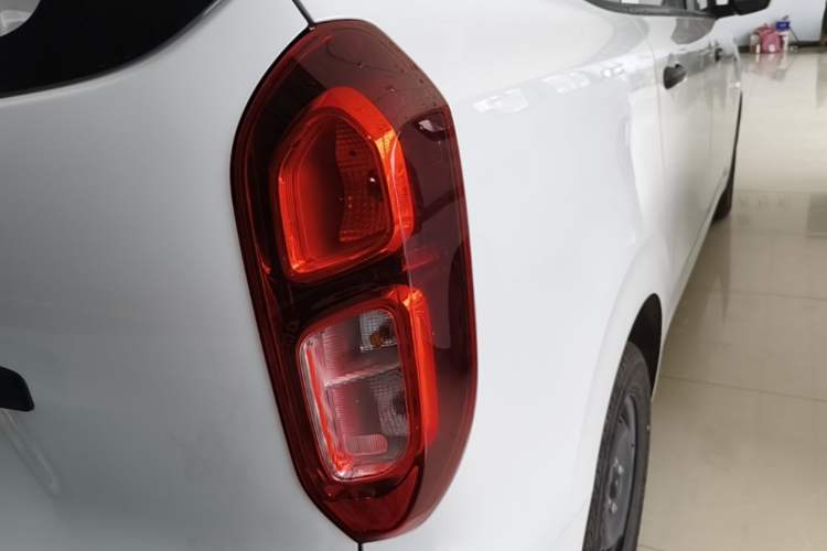 Used Wuling Hongguang New Energy 2024 All-Electric Model 300KM Standard Version Right Rear Taillight