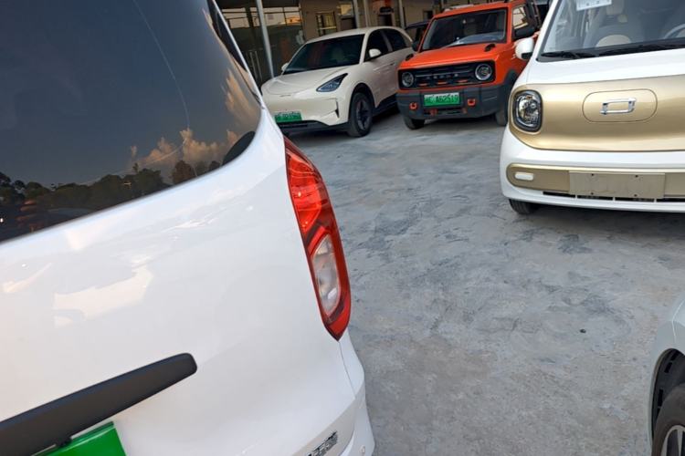 Used Wuling Hongguang New Energy 2024 All-Electric Model 300KM Practical Version Right Rear Taillight