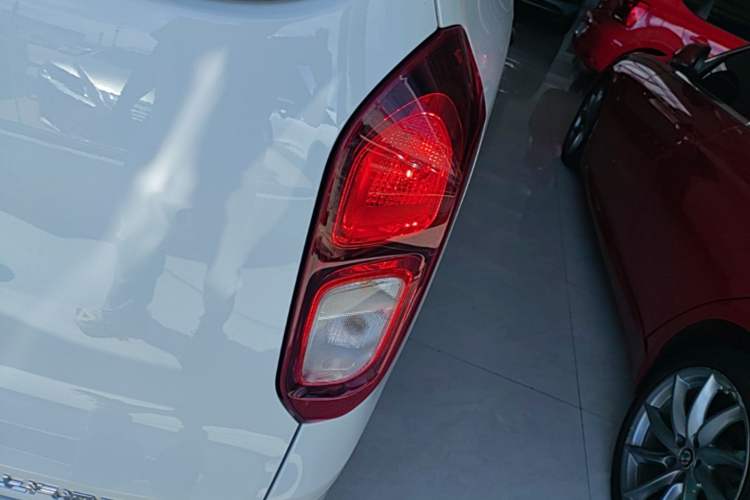 Used Wuling Hongguang New Energy 2024 All-Electric Model 300KM Standard Version Right Rear Taillight