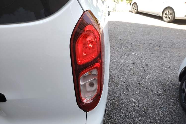 Used Wuling Hongguang New Energy 2024 All-Electric Model 300KM Standard Version Right Rear Taillight