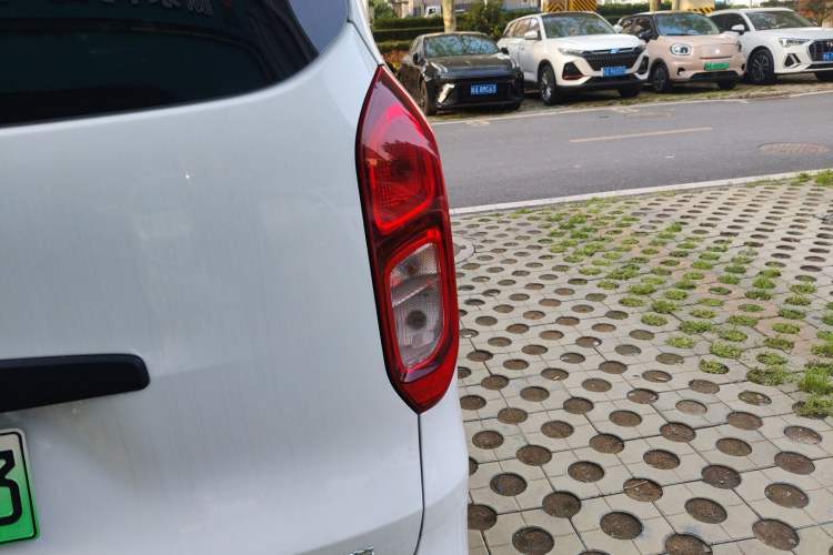 Used Wuling Hongguang New Energy 2024 All-Electric Model 300KM Standard Version Right Rear Taillight