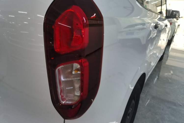 Used Wuling Hongguang New Energy 2024 All-Electric Model 300KM Standard Version Right Rear Taillight