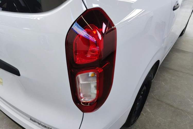 Used Wuling Hongguang New Energy 2024 All-Electric Model 300KM Practical Version Right Rear Taillight