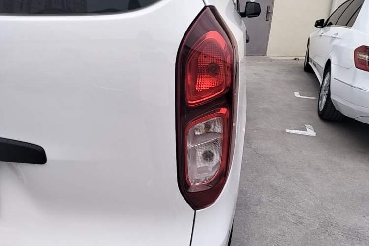 Used Wuling Hongguang New Energy 2024 All-Electric Model 300KM Practical Version Right Rear Taillight