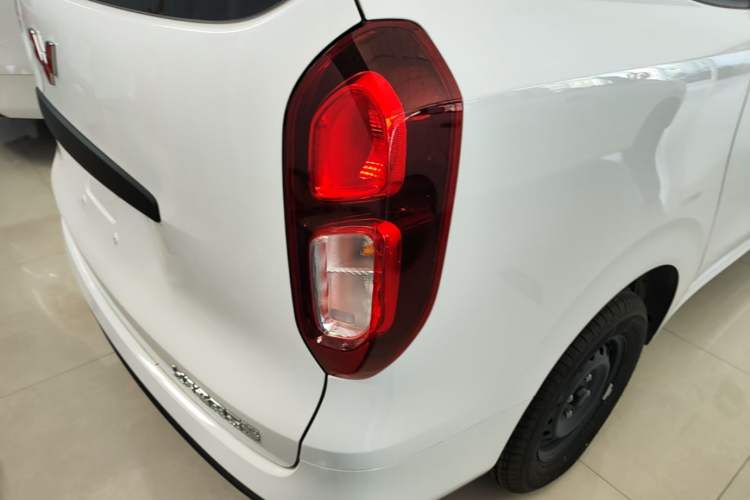 Used Wuling Hongguang New Energy 2024 All-Electric Model 300KM Standard Version Right Rear Taillight