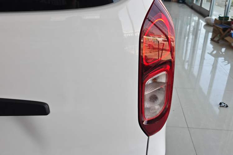 Used Wuling Hongguang New Energy 2024 All-Electric Model 300KM Practical Version Right Rear Taillight
