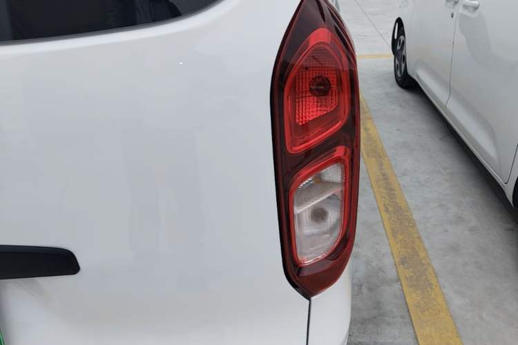 Used Wuling Hongguang New Energy 2024 All-Electric Model 300KM Practical Version Right Rear Taillight