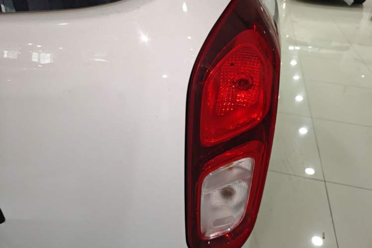 Used Wuling Hongguang New Energy 2024 All-Electric Model 300KM Standard Version Right Rear Taillight