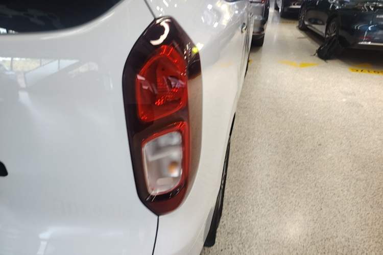 Used Wuling Hongguang New Energy 2024 All-Electric Model 300KM Standard Version Right Rear Taillight