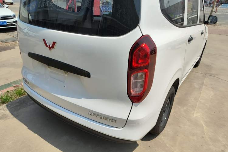 Used Wuling Hongguang New Energy 2024 All-Electric Model 300KM Standard Version Right Rear Taillight