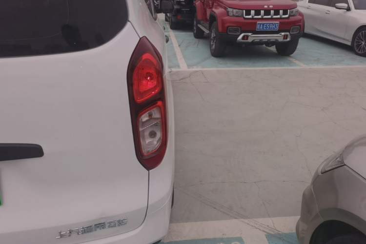 Used Wuling Hongguang New Energy 2024 All-Electric Model 300KM Practical Version Right Rear Taillight