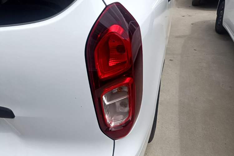 Used Wuling Hongguang New Energy 2024 All-Electric Model 300KM Standard Version Right Rear Taillight