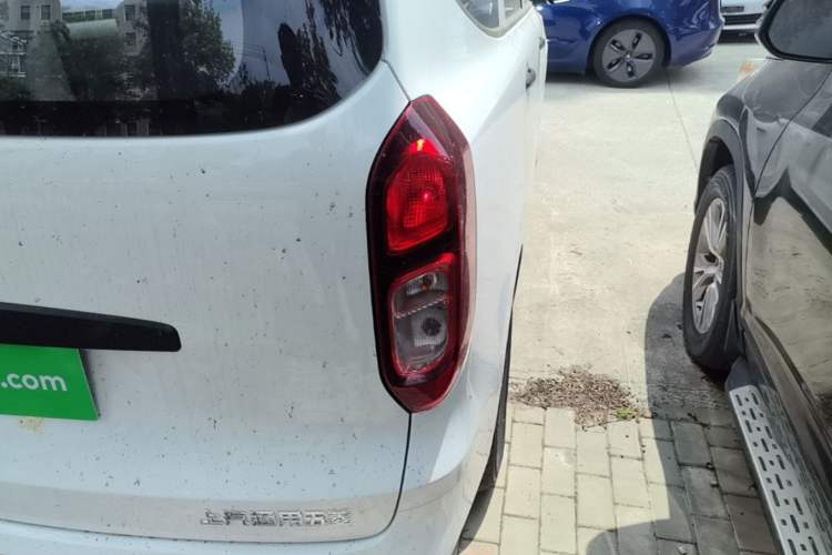 Used Wuling Hongguang New Energy 2024 All-Electric Model 300KM Standard Version Right Rear Taillight
