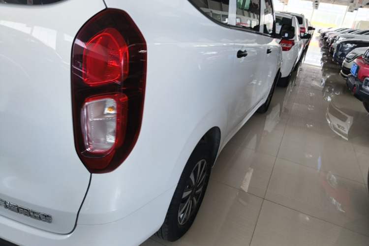 Used Wuling Hongguang New Energy 2024 All-Electric Model 300KM Standard Version Right Rear Taillight