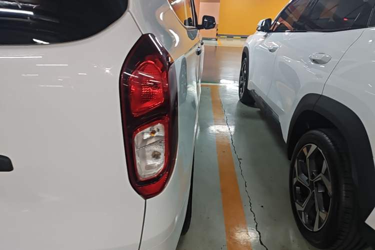 Used Wuling Hongguang New Energy 2024 All-Electric Model 300KM Standard Version Right Rear Taillight
