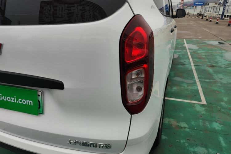 Used Wuling Hongguang New Energy 2024 All-Electric Model 300KM Practical Version Right Rear Taillight