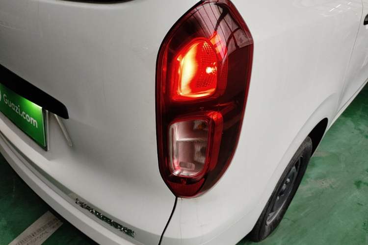 Used Wuling Hongguang New Energy 2024 All-Electric Model 300KM Standard Version Right Rear Taillight