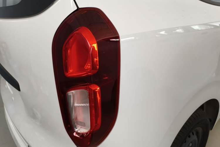 Used Wuling Hongguang New Energy 2024 All-Electric Model 300KM Standard Version Right Rear Taillight