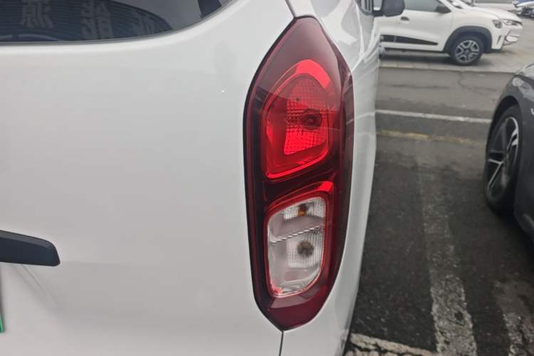 Used Wuling Hongguang New Energy 2024 All-Electric Model 300KM Standard Version Right Rear Taillight