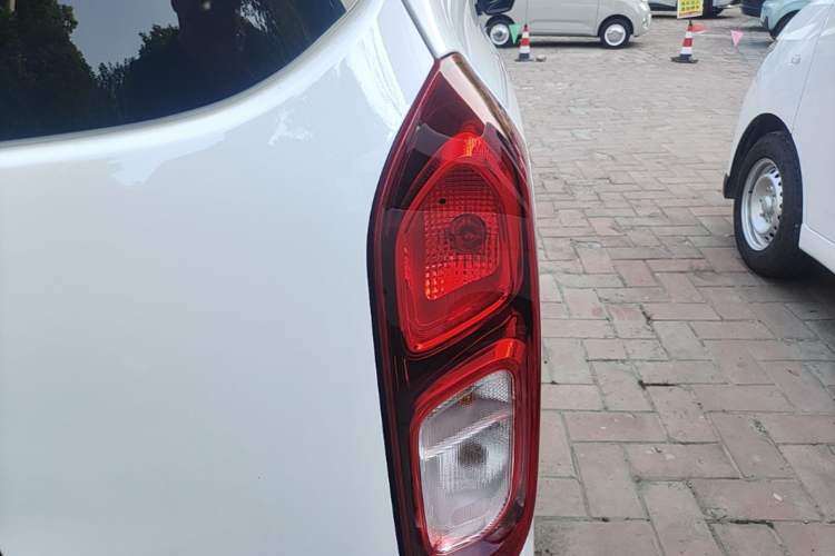 Used Wuling Hongguang New Energy 2024 All-Electric Model 300KM Standard Version Right Rear Taillight