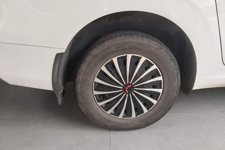 Used Wuling Hongguang New Energy 2024 All-Electric Model 300KM Standard Version Right Rear Wheel Hub