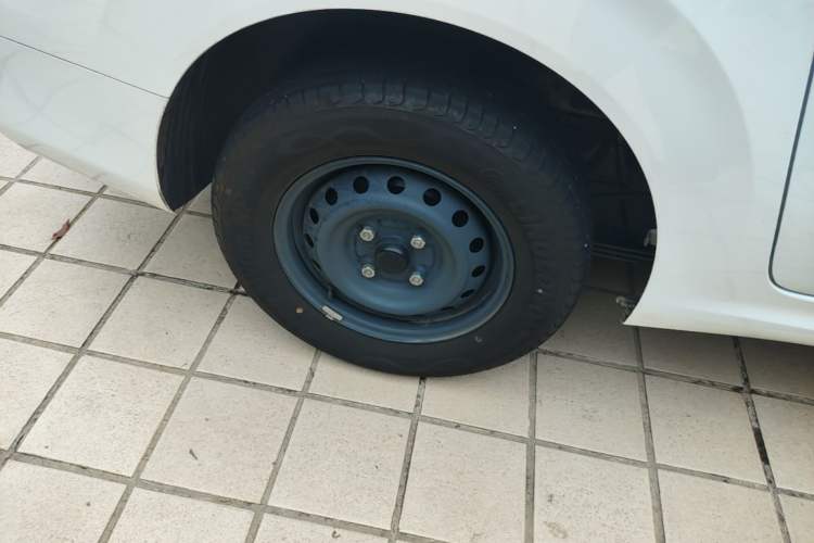 Used Wuling Hongguang New Energy 2024 All-Electric Model 300KM Practical Version Right Rear Wheel Hub
