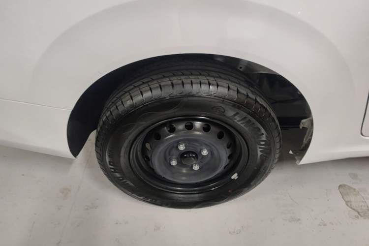 Used Wuling Hongguang New Energy 2024 All-Electric Model 300KM Standard Version Right Rear Wheel Hub