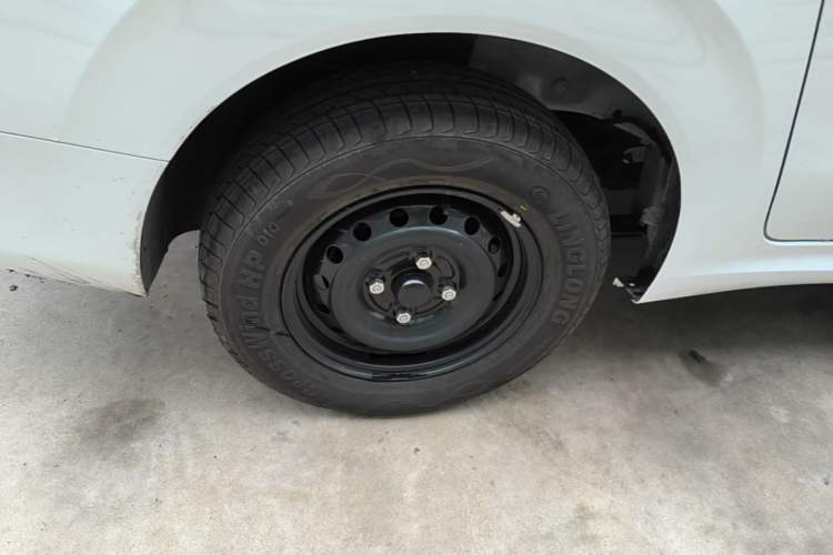 Used Wuling Hongguang New Energy 2024 All-Electric Model 300KM Standard Version Right Rear Wheel Hub