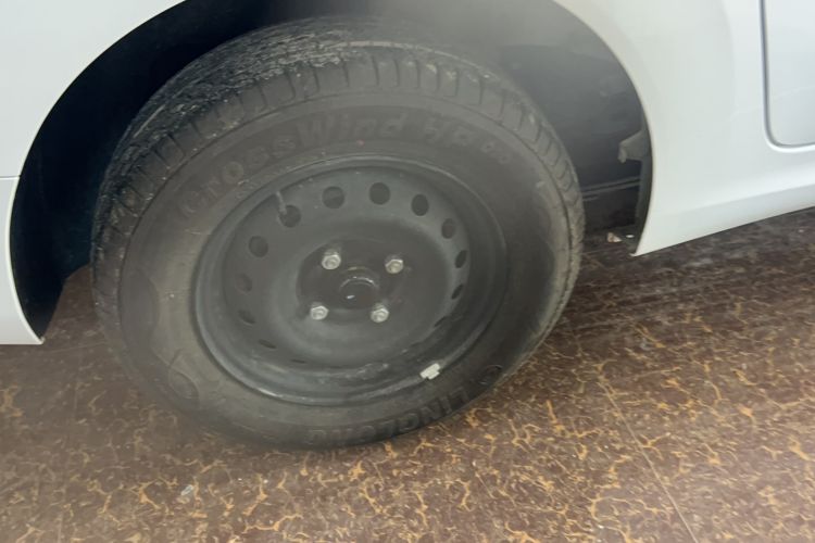 Used Wuling Hongguang New Energy 2024 All-Electric Model 300KM Standard Version Right Rear Wheel Hub